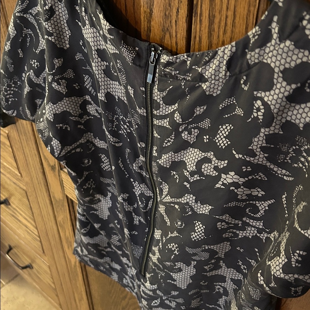 Banana Republic 100% Silk Top Lace Print Black Cream Blouse Short Sleeve Small - Picture 5 of 5